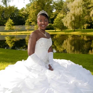 Sweet-Sixteen girl posing in front of Larz Anderson pond